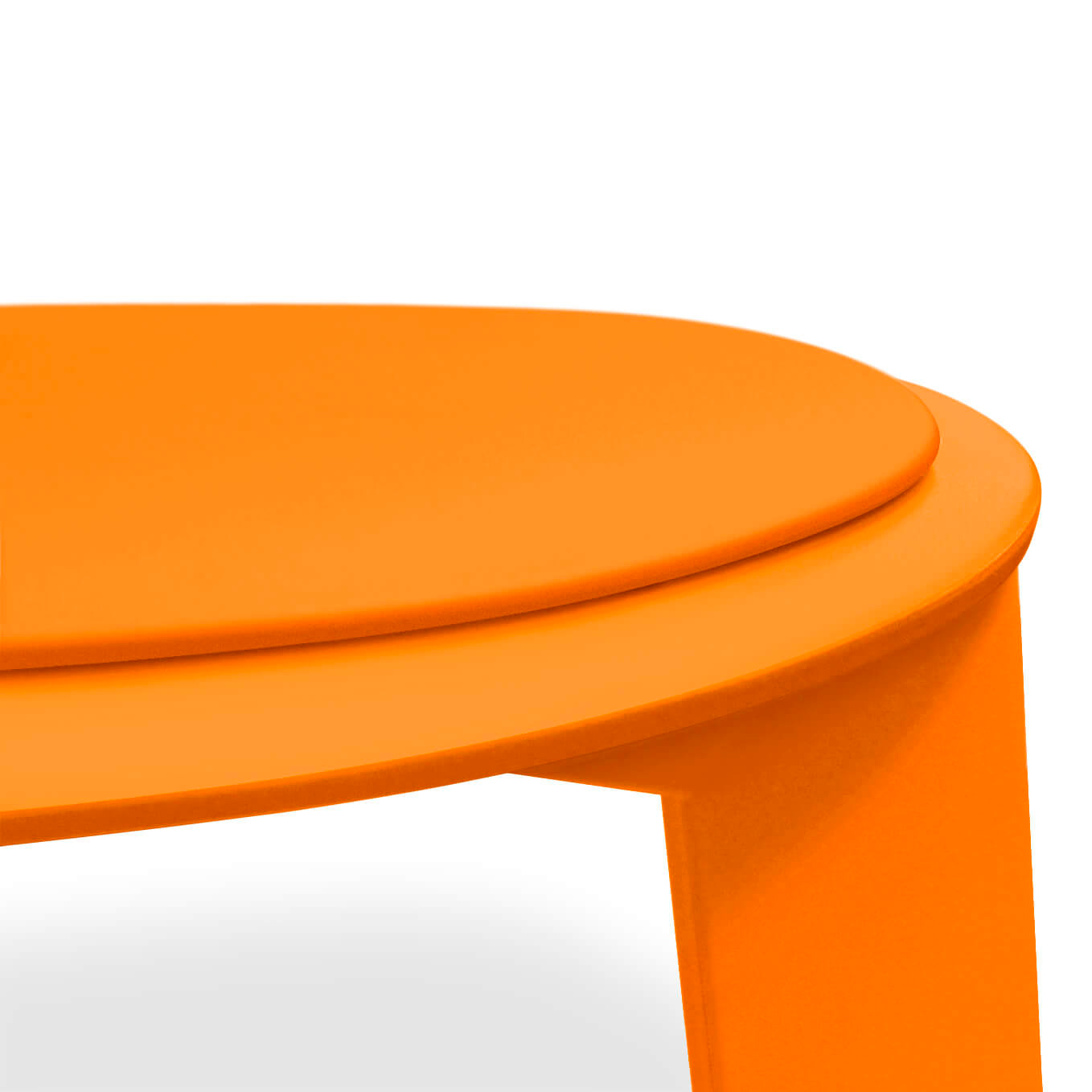 ярко оранжевый стул у ребенка