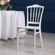 Фотография в интерьере товара Стул Наполеон Лайт пластиковый, белый от компании ChiedoCover.