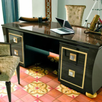 Настоящее фото товара Письменный стол Инвернесс с тумбочками, 200 см, произведённого компанией ChiedoCover