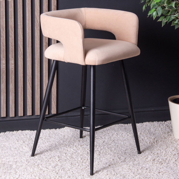 Фотография в интерьере товара Стул Mars полубарный, велюр Teddy 08, ножки металл RAL 9005 от компании ChiedoCover.