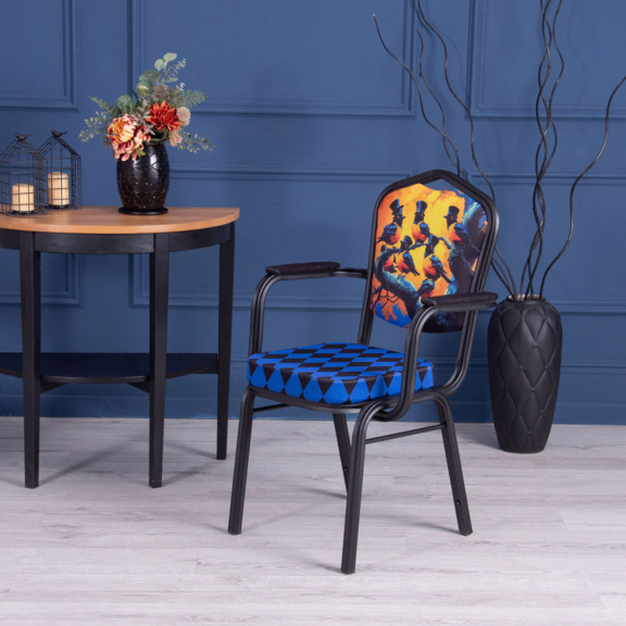 Фотография в интерьере товара Стул Хит 25 с подлокотниками, каркас черный муар, с принтом Birds от компании ChiedoCover.