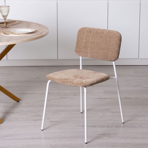 Стул Kvik, рогожка Play linen, ножки металл RAL 9003 Фотография в интерьере товара Стул Kvik, рогожка Play linen, ножки металл RAL 9003 от компании ChiedoCover.