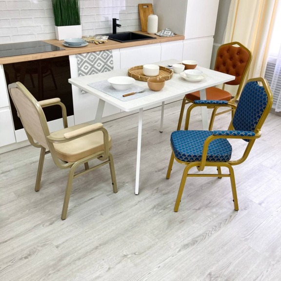 Фотография в интерьере товара Стул Хит 25 мм, каркас золото, экокожа, каретная стяжка от компании ChiedoCover.