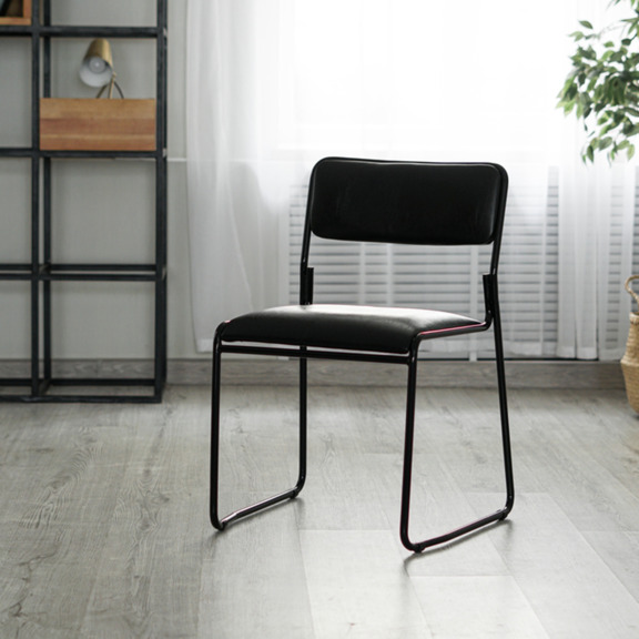 Фотография в интерьере товара Стул Хэир, чёрная экокожа, каркас чёрный глянец от компании ChiedoCover.