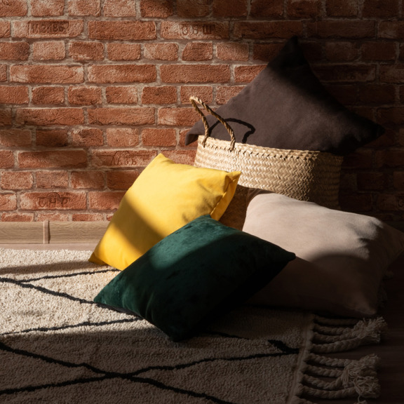 Фотография в интерьере товара Декоративные подушки в ассортименте от компании ChiedoCover.