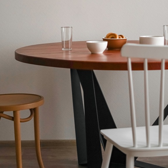 Фотография в интерьере товара Стол Лофт 38, столешница сосна, морилка вишня от компании ChiedoCover.