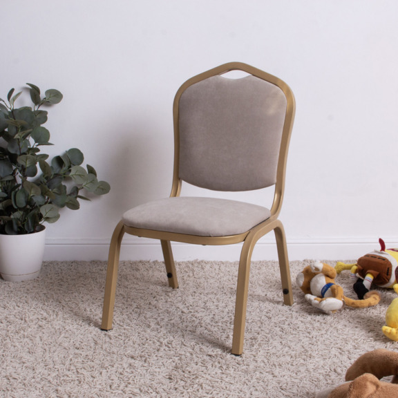 Фотография в интерьере товара Стул Хит Детский, велюр Teddy 005, золото муар от компании ChiedoCover.