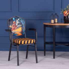 Фотография в интерьере товара Стул Хит 25 с подлокотниками, каркас черный муар, с принтом Red Hat от компании ChiedoCover.