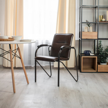 Фотография в интерьере товара Стул Самба, каркас чёрный, экокожа коричневая от компании ChiedoCover.