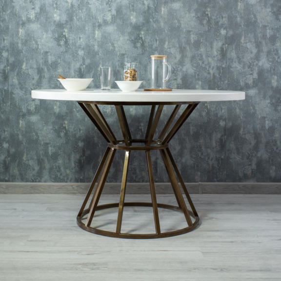 Фотография в интерьере товара Стол обеденный Khalida, столешница белая, подстолье бронза от компании ChiedoCover.