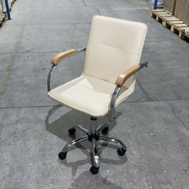 Кресло Самба офисное, кожзам Фиджи Креам, каркас хром, подлокотники бук под лак