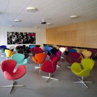 Кресло Swan (Arne Jacobsen), красная экокожа