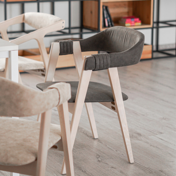 Фотография в интерьере товара Стулья Fendi, Dolche, обивка велюр, каркас морилка белая от компании ChiedoCover.